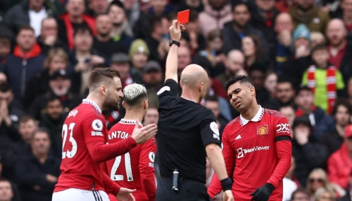 bị thẻ đỏ nghỉ mấy trận ngoại hạng anh