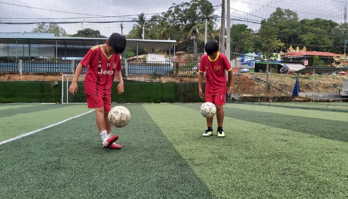 Học cách tâng bóng 2 chân